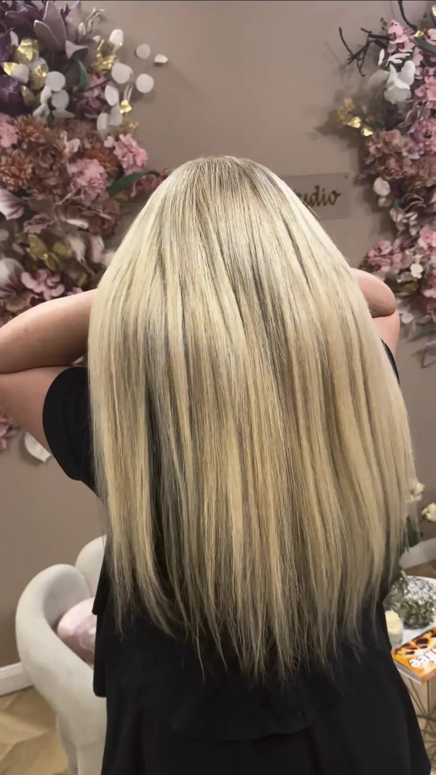 Extensii de păr blond luminos, rezultat natural — W Beauty Studio Cluj