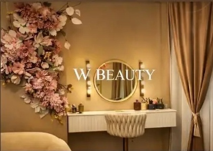 Oglindă elegantă și decor floral în salonul W Beauty Studio Cluj-Napoca