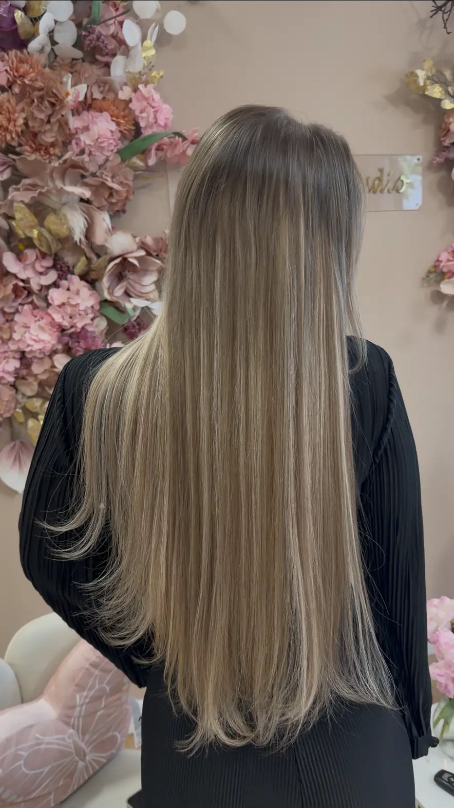 Extensii de păr cu volum natural și nuanțe blond cald — Cluj-Napoca